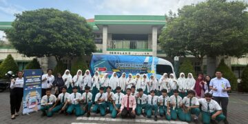 Tim Imigrasi Ngurah Rai saat sosialisasikan program Mayaswari di SMP Mutiara Bali, Jimbaran. -Balitopik.com