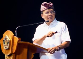 Gubernur Bali Wayan Koster saat rapat konsolidasi dengan seluruh stakeholder pariwisata. -Balitopik.com