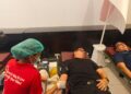 Ketua DPW NasDem Bali, I Nengah Senantara saat melakukan donor darah di Kantor DPW NasDem Bali. -Balitopik.com