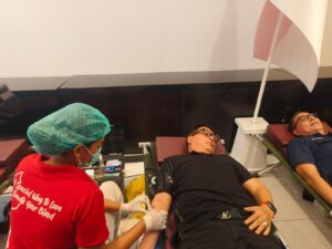 Ketua DPW NasDem Bali, I Nengah Senantara saat melakukan donor darah di Kantor DPW NasDem Bali. -Balitopik.com