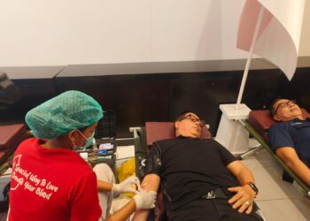 Ketua DPW NasDem Bali, I Nengah Senantara saat melakukan donor darah di Kantor DPW NasDem Bali. -Balitopik.com
