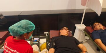 Ketua DPW NasDem Bali, I Nengah Senantara saat melakukan donor darah di Kantor DPW NasDem Bali. -Balitopik.com