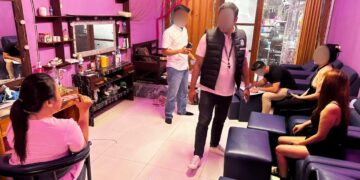 Intelijen Imigrasi Ngurah Rai saat melakukan sidak di Spa keempat WNA asal Vietnam itu bekerja. -Balitopik.com