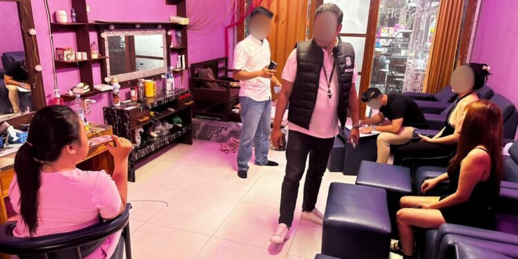 Intelijen Imigrasi Ngurah Rai saat melakukan sidak di Spa keempat WNA asal Vietnam itu bekerja. -Balitopik.com