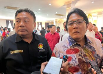 Wakil Gubernur Bali I Nyoman Giri Prasta didampingi Ketua Percasi Bali I Nyoman Parta. -Balitopik.com