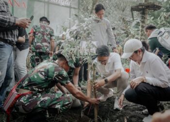 Bupati Badung I Wayan Adi Arnawa saat ikut aksi menanam pohon. -Balitopik.com