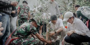 Bupati Badung I Wayan Adi Arnawa saat ikut aksi menanam pohon. -Balitopik.com