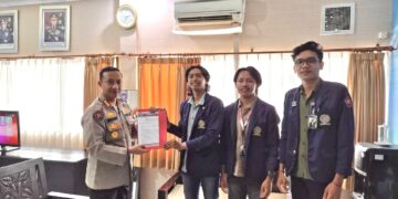 BEM-DPM UNUD saat menyerahkan surat dukungan kepada Kabid Humas Polda Bali Kombes Ariasandy. -IST/Balitopik.com