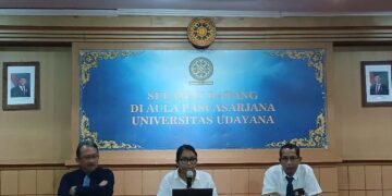 Foto: Pihak Universitas Udayana konferensi pers terkait kematian Timothy Anugerah Saputra. Sumber: Julio/wacanabali.com