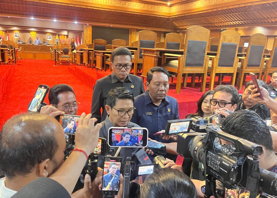 Bupati Badung I wayan Adi Arnawa didampingi Ketua DPRD Badung I Gusti Anom Gumanti. -Balitopik.com