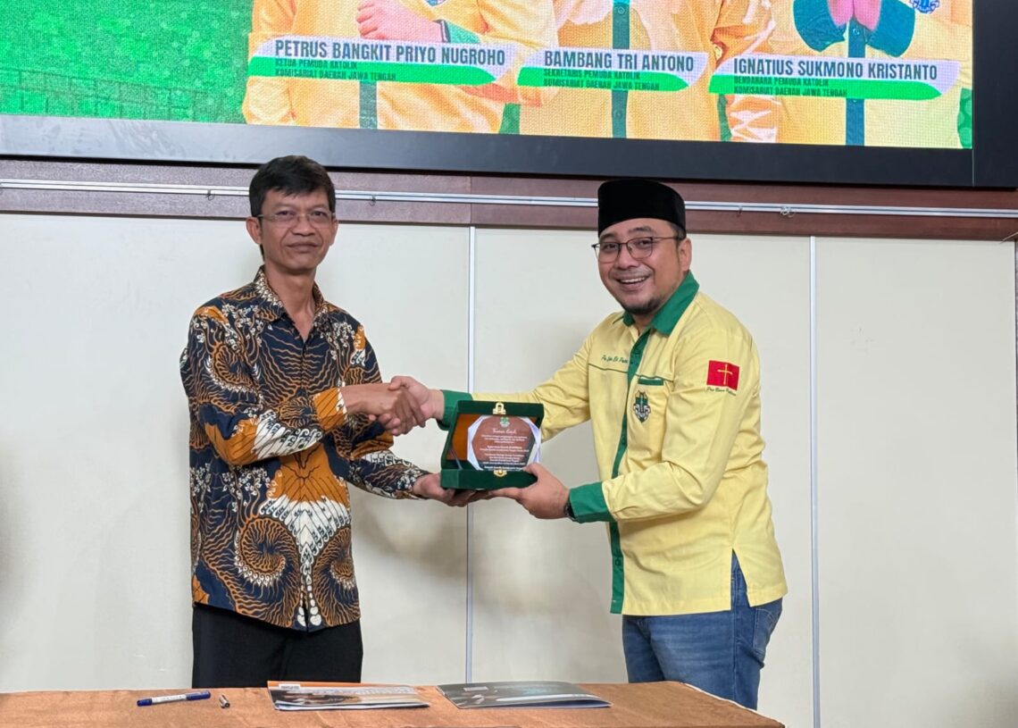 CEO & Founder PT Headway, Willibrordus Surya dan Ketua Pemuda Katolik Komda Jawa Tengah Petrus Bangkit Priyo. -Balitopik.com
