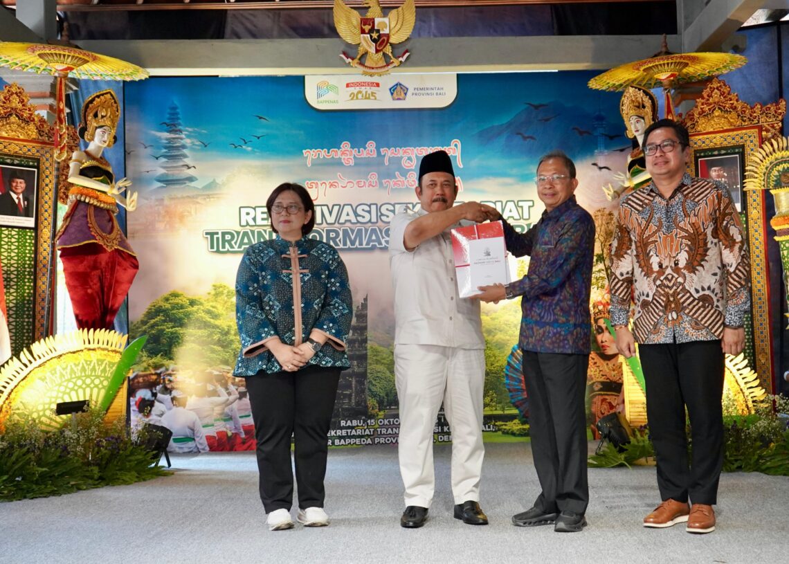 Menteri Perencanaan Pembangunan Nasional (PPN)/Kepala Bappenas RI Rachmat Pambudy dan Gubernur Bali Wayan Koster (tengah). -Balitopik.com