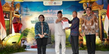 Menteri Perencanaan Pembangunan Nasional (PPN)/Kepala Bappenas RI Rachmat Pambudy dan Gubernur Bali Wayan Koster (tengah). -Balitopik.com