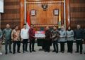 Gubernur Bali Wayan Koster saat menerima bantuan untuk bencana banjir. -Balitopik.com