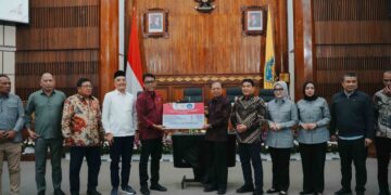 Gubernur Bali Wayan Koster saat menerima bantuan untuk bencana banjir. -Balitopik.com