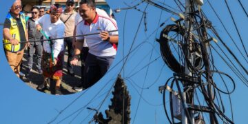 Bupati Badung I Wayan Adi Arnawa saat rapikan kabel provider di ruas jalan Sading-Sempidi. -Balitopik.com