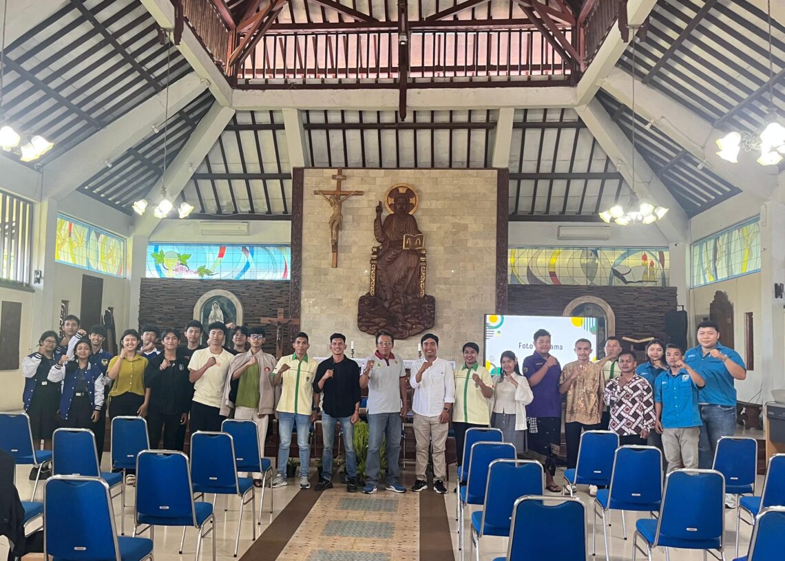 Foto bersama narasumber, peserta, pengurus KNPI Gianyar dan Pemuda Katolik Gianyar usai kelas jurnalistik. -Balitopik.com
