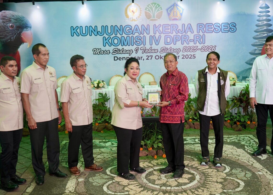Ketua Komisi IV Titiek Soeharto dan Gubernur Bali saat membuat komitmen repatriasi satwa liar di Bali. -Balitopik.com