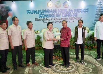Ketua Komisi IV Titiek Soeharto dan Gubernur Bali saat membuat komitmen repatriasi satwa liar di Bali. -Balitopik.com