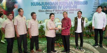 Ketua Komisi IV Titiek Soeharto dan Gubernur Bali saat membuat komitmen repatriasi satwa liar di Bali. -Balitopik.com