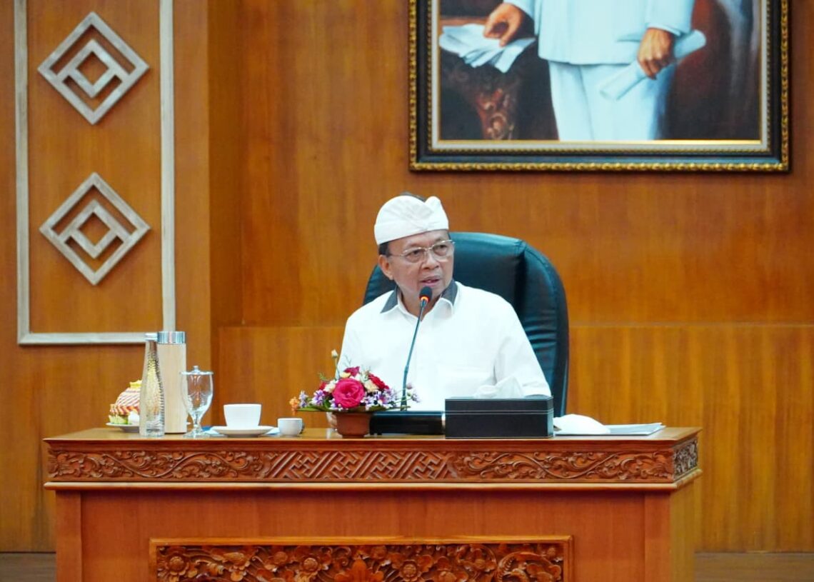 Gubernur Bali Wayan Koster saat pimpin rapat evaluasi OSS. -Balitopik.com