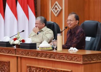 Gubernur Bali Wayan Koster saat menerima kunjungan kerja Wakil Menteri Perumahan dan Kawasan Permukiman RI Fahri Hamzah di Gedung Kertha Sabha, Jayasabha, Denpasar, Jumat (3/10/2025).