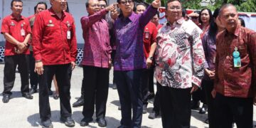 Menteri Kesehatan (Menkes) RI Budi Gunadi Sadikin didampingi Gubernur Bali Wayan Koster saat kunjungan kerja ke RSUD Wangaya Denpasar, Jumat (24/10/2025). -Balitopik.com