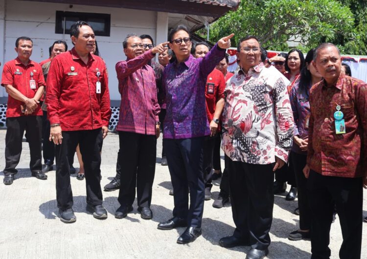 Menteri Kesehatan (Menkes) RI Budi Gunadi Sadikin didampingi Gubernur Bali Wayan Koster saat kunjungan kerja ke RSUD Wangaya Denpasar, Jumat (24/10/2025). -Balitopik.com