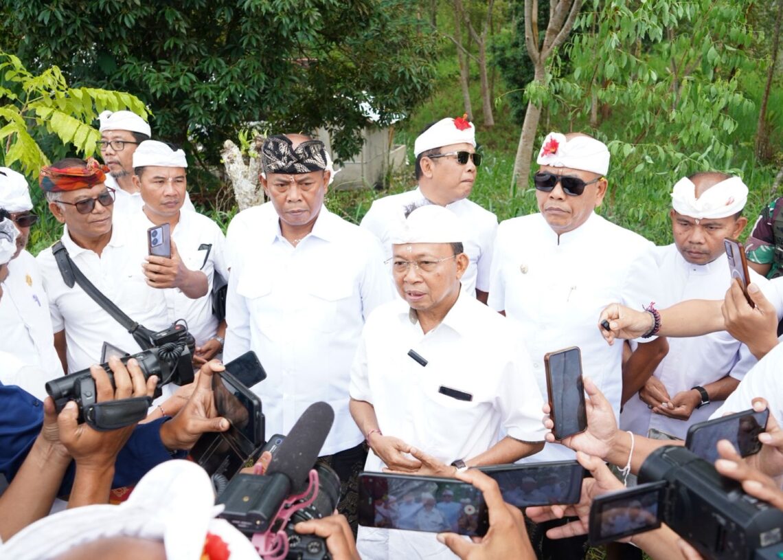 Gubernur Koster Ajak Krama Bali Lestarikan Kearifan Lokal Lewat Perayaan Tumpek Wariga di Pura Pengubengan Besakih. -Balitopik.com
