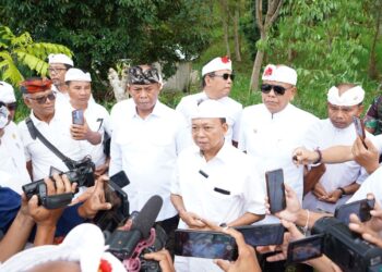 Gubernur Koster Ajak Krama Bali Lestarikan Kearifan Lokal Lewat Perayaan Tumpek Wariga di Pura Pengubengan Besakih. -Balitopik.com