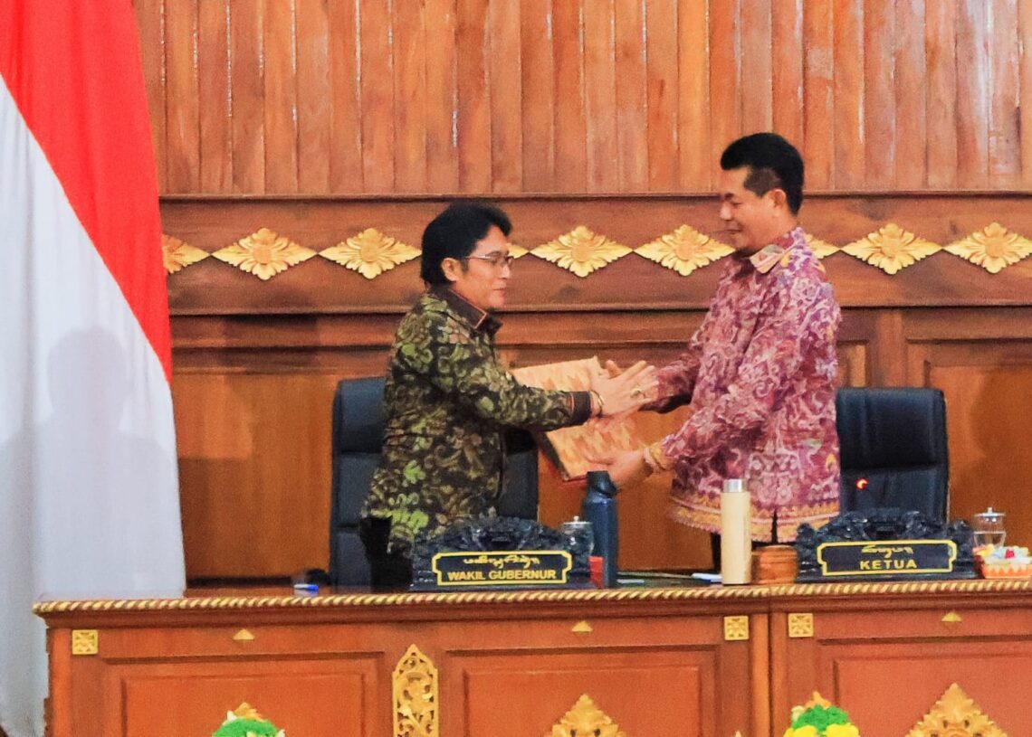 Wakil Gubernur Bali I Nyoman Giri Prasta bersalaman dengan Ketua DPRD Bali Dewa Made Mahayadnya. -Balitopik.com