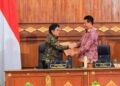Wakil Gubernur Bali I Nyoman Giri Prasta bersalaman dengan Ketua DPRD Bali Dewa Made Mahayadnya. -Balitopik.com