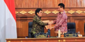 Wakil Gubernur Bali I Nyoman Giri Prasta bersalaman dengan Ketua DPRD Bali Dewa Made Mahayadnya. -Balitopik.com