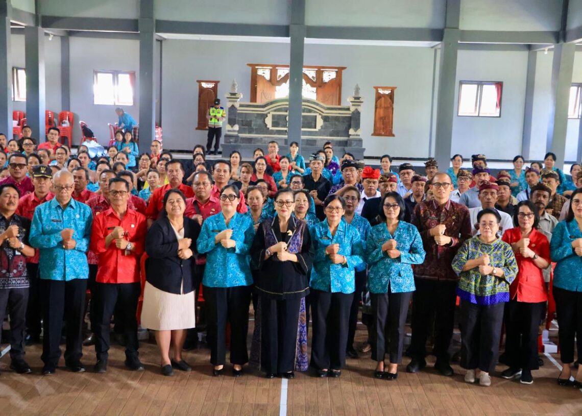 Ketok Tularkan Kesadaran Pemilahan Sampah, Ibu Putri Koster “Nyobiahang” Program PSBS PADAS kepada TP PKK dan PAKIS di Tabanan. -IST/Balitopik.com