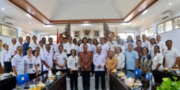 Sekretaris Daerah Provinsi Bali, Dewa Made Indra (tengah) dan perwakilan 30 sekolah penerima penghargaan adiwiyata. -IST/Balitopik.com