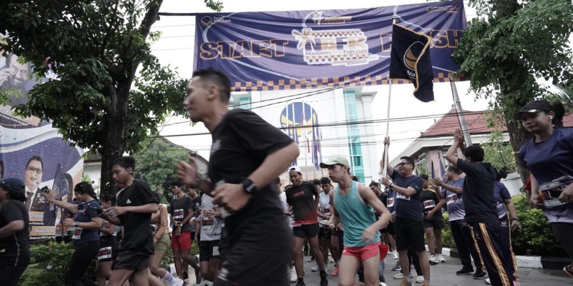 Peserta Fun Run HUT ke-14 NasDem Bali di Denpasar. -Balitopik.com