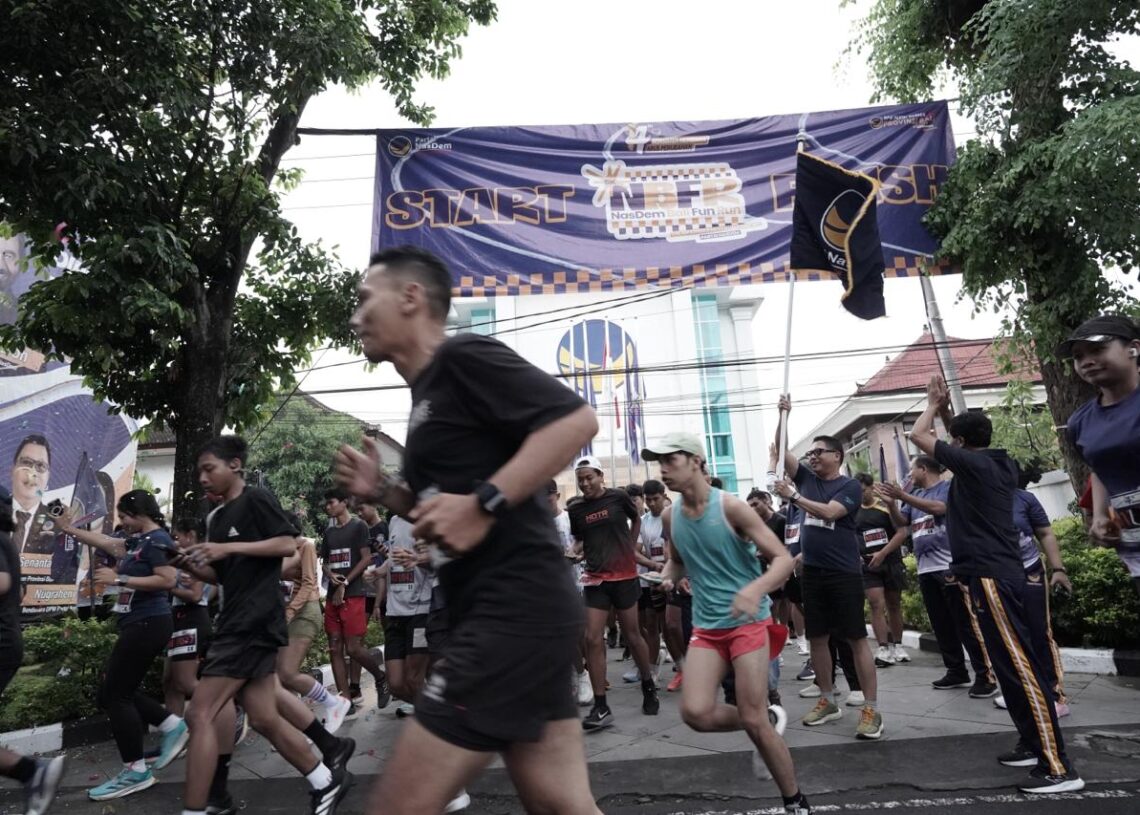 Peserta Fun Run HUT ke-14 NasDem Bali di Denpasar. -Balitopik.com