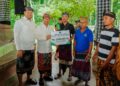 Bupati dan Wakil Bupati Badung, I Wayan Adi Arnawa dan Bagus Alit Sucipta saat menyerahkan bantuan hari raya kepada salah satu warga penerima manfaat. -Balitopik.com