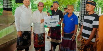 Bupati dan Wakil Bupati Badung, I Wayan Adi Arnawa dan Bagus Alit Sucipta saat menyerahkan bantuan hari raya kepada salah satu warga penerima manfaat. -Balitopik.com