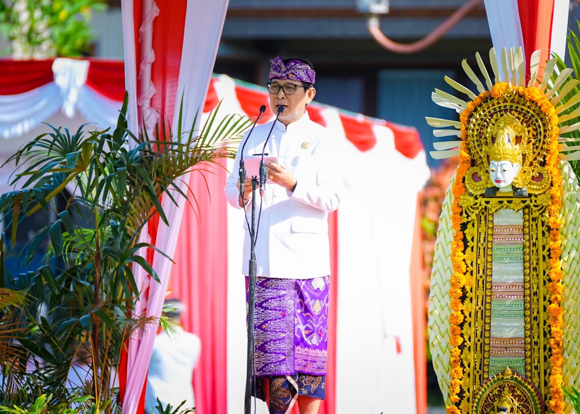 Bupati Baung I Wayan Adi Arnawa saat pimpin apel peringatan Hut ke-16 Ibu Kota Badung, Mangupura. -IST/Balitopik.com