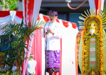 Bupati Baung I Wayan Adi Arnawa saat pimpin apel peringatan Hut ke-16 Ibu Kota Badung, Mangupura. -IST/Balitopik.com