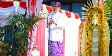 Bupati Baung I Wayan Adi Arnawa saat pimpin apel peringatan Hut ke-16 Ibu Kota Badung, Mangupura. -IST/Balitopik.com