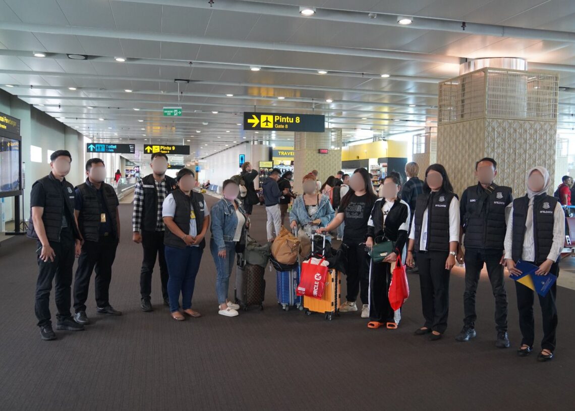 Imigrasi Ngurah Rai saat mendeportasi 4 orang WNA perempuan asal Vietnam. -IST/Balitopik.com