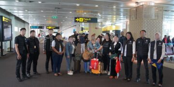Imigrasi Ngurah Rai saat mendeportasi 4 orang WNA perempuan asal Vietnam. -IST/Balitopik.com
