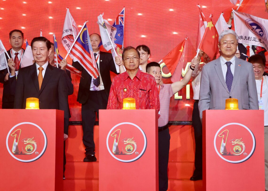 Gubernur bali Wayan Koster (tengah) saat menghadiri acara pertukaran seni budaya suku warga long Yan dari mancanegara di Bali.