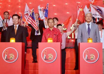 Gubernur bali Wayan Koster (tengah) saat menghadiri acara pertukaran seni budaya suku warga long Yan dari mancanegara di Bali.