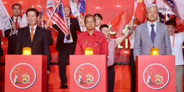 Gubernur bali Wayan Koster (tengah) saat menghadiri acara pertukaran seni budaya suku warga long Yan dari mancanegara di Bali.