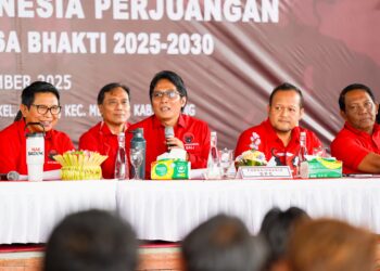 Ketua DPC PDIP Badung, I Nyoman Giri Prasta dan jajaran saat rapat penjaringan Ketua PAC se-Badung. -Balitopik.com