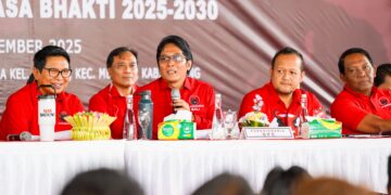 Ketua DPC PDIP Badung, I Nyoman Giri Prasta dan jajaran saat rapat penjaringan Ketua PAC se-Badung. -Balitopik.com