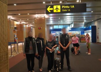 KJB dikawal petugas Imigrasi Ngurah Rai saat dideportasi. -Balitopik.com